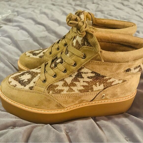 ZODIAC Siona Faux Suede Platform Booties Southwestern Print Elmwood Tan 7.5 NEW - Picture 6 of 10